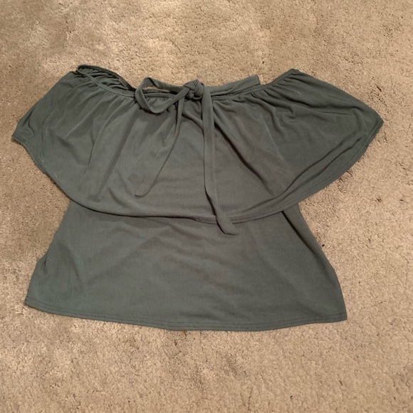 Off the shoulder beautiful top! Very stretchy! 1x - Picture 4 of 4